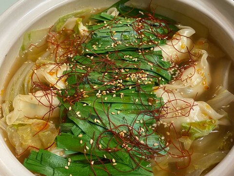 餃子と白菜で作る、モツ鍋風の醤油鍋